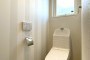 すっきりとしたデザインのTOTOノトイレ。お掃除リフトで気になる部分もしっかりお掃除できます。