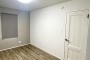 6.0帖の主寝室。リビンダイニングと同様に、白を基調とした壁に木目調のフローリングでおしゃれな空間になっています。